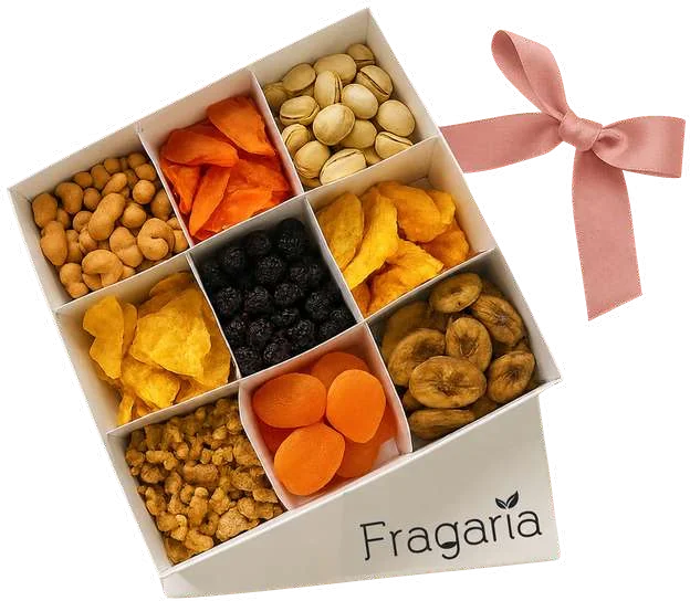 Caja Fragaria de nueve compartimentos con frutos secos y frutas deshidratadas, con un moño rosa.