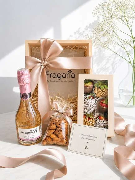 Caja de madera con JP Chenet rosado, fresas con chocolate y almendras.
