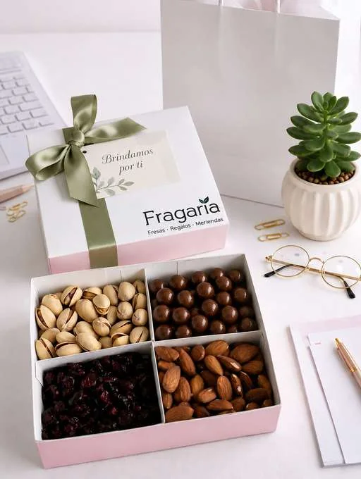 Caja de cuatro secciones con pistachos, chocolates, arándanos y almendras.