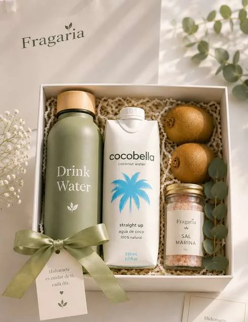 Caja con termo personalizado, agua de coco y kiwis.
