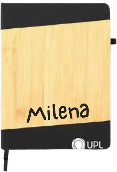 Agenda de bambú con el nombre Milena y logo corporativo.