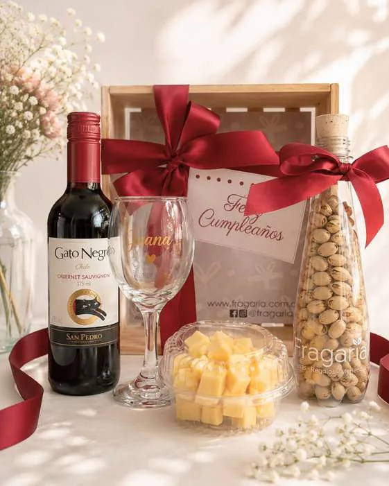 Caja de madera con vino de 375 ml, copa personalizada, botella de marañones y cubos de queso.