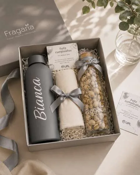 Caja con botella de agua personalizada, tote bag de algodón y botella de pistachos.