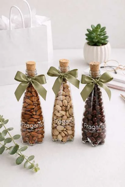 Tres botellas decoradas con almendras, pistachos y chocouvas.